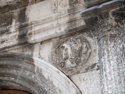 ...e un volto con un elmo e folti capelli. Ma non si tratta certo di Iapige e Barione, anche perch� l�ultima figura, tra l�altro, fa pi� pensare a una donna che a un forzuto condottiero venuto dall�Est